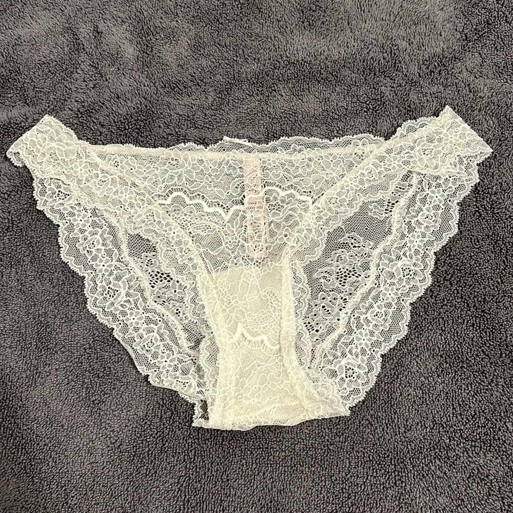 NWT Victoria’s Secret Cheeky Lace Panties